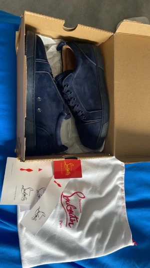 Christian louboutin skor - Storlek 43 fraktar samma dag använda då o då men luktar frf som ny och är som ny. Allt ingår förutom original box ( äkta skor ).