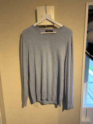 Dressman Tröja - Tjena! Säljer denna sjukt stilrena tröja från Dressman. Väldigt bra skick och storlek L. Priset är ej hugget i sten så hör av dig vid minsta fundering:)
