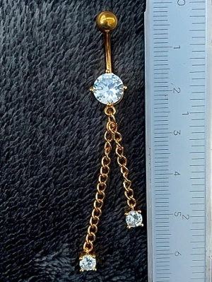NY oanvänd Navelpiercing med hänge | Kirurgiskt stål | Kedjor och vita stenar  - 💕30% Bundle-rabatt vid köp av minst 2 artiklar. ⭐️NY oanvänd piercing i kirurgiskt stål; rostfritt och säkert för läkta piercingar.                               📏MÅTT ⭕️Stavens längd: 10mm ⭕️Stavens tjocklek: 1,6mm ⭕️Smyckets totala längd: 60mm                                                                         🤍Färger: Guld och vit                                                            💌Skickas spårbart via Plick SafePay.