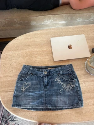blå lågmidjad mini jeans kjol  - skitsnygg blå lågmidjad mini jeanskjol, säljer även en ljusblåa jeans kjol 