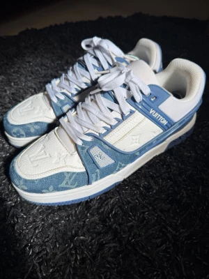 Blå vita sneakers  - Jätte fina använt 2 gånger. 