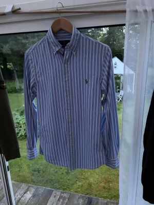 Ralph lauren skjorta  - Snygg och skön raffe skjorta i storlek xs, passar S med! Väldigt fint skick. Pris 489kr