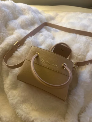 Valentino väska🩷 - Fin beige valentino väska perfekt till sommaren 🩷(se sista bilden för ett litet slitage)