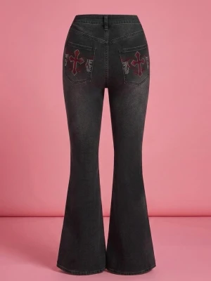 Svarta bootcut byxor med broderad ficka - Säljer ett par svarta bootcut byxor med snygg broderad ficka bak, ett rött kors och vita detaljer. Byxorna har en klassisk bootcut passform som sitter tajt upptill och släpper ut vid benen. Helt oanvända men för högmidjade för min smak.