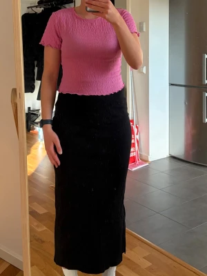 Rosa croppad topp från vero moda - Säljer en rosa croppad topp från vero Moda med korta ärmar och rund halsringning. Använd ett fåtal gånger.