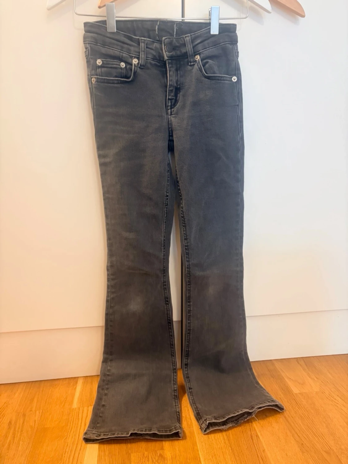 Grå bootcut jeans med rå kant