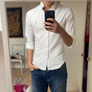 Ralph Lauren skjorta  - Hej, säljer nu en riktigt snygg Ralph Lauren skjorta i storlek S slim fit. Den är i nyskick och kommer vara otroligt snygg när det är varmare. 🙌