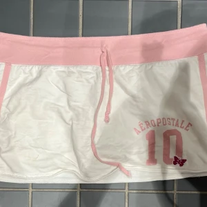 Y2K Mini kjol - Så fin mini kjol från 2000s Aeropostale. I storlek L men passar mig som har S. Har även inbygda shorts. Kan gå ner i pris vid snabbaffär.