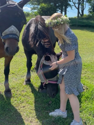 blommiga omlottklänning - Två söta blommiga omlottklänning, Den rosa är en längre klänning, tyvärr en fläck längre ner på benet, inget som syns när den används. Den blå lite kortare modell, superfina båda två, båda storlek 36