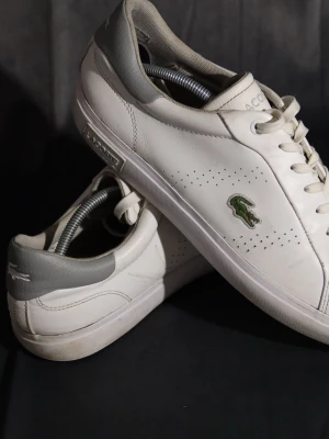 Lacoste skor  - Nu säljer jag mina Lacoste skor i mycket fint skick! Har använt skorna i sparsamt och inga större defekter. Hör av dig vid funderingar, mvh Melwin🙌