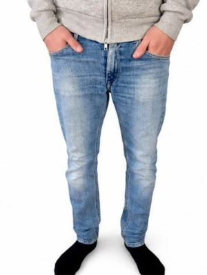 Ljusblå slim fit jeans - Snygga ljusblå slim fit jeans med klassisk femficksdesign och diskreta slitningar. Jeansen har normal midja och raka ben, tillverkade i mjukt denimtyg för en bekväm känsla. Perfekta för en avslappnad och trendig look. Passar folk mellan 160 cm till 180 cm beroende på hur proportionen till dina bens längd motsvarande till din kroppslängd. Jag är 179cm lång.  