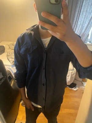 Mörkblå Overshirt  - Snygg mörkblå overshirt  från Daniel Hechter med regular fit. Rirkigt fet 