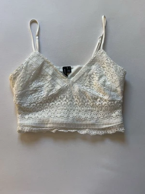 Söt kortare topp Vero Moda  - Söt topp från Vero Moda i storlek S som ger semesterkänsla. Lite kortare modell🩷