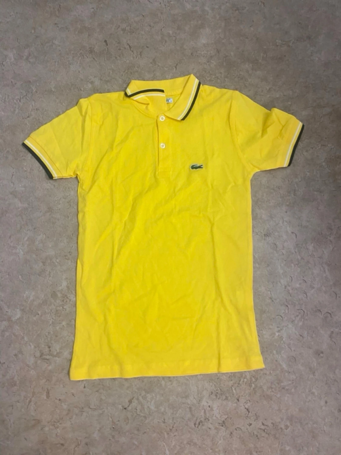Gul pikétröja från Lacoste