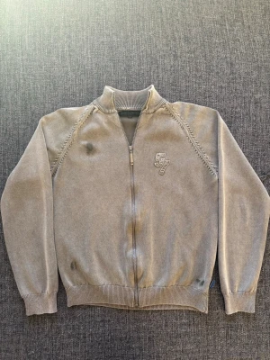 Chevignon tröja ~ vintage  - Sjukt eftertraktad Chevignon tröja ~ 2000’s modell som inte längre produceras | st L/true size (sitter som S) | Rekomenderad längd mellan 164–174cm | färg beige | OBS kan gå ner lite i pris vid snabb affär! 🏄