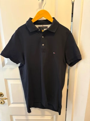 Marinblå pikétröja Tommy Hilfiger - Säljer denna piké från Tommy hilfiger, använd men fortfarande bra skick. Storlek S.