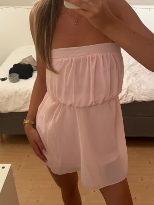 Ljusrosa axelbandslös kort klänning - Söt ljusrosa axelbandslös kort klänning, inga defekter!🩷