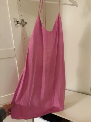 Rosa miniklänning Zara - Rosa miniklänning från Zara med djup rygg. 