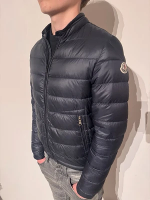 Moncler Dunjacka - | Skick: 8/10 | Färg: Mörkblå | Modell: 174cm 58kg | Vad inkluderas: Enbart Jackan | Nypris: 8000-11000kr |