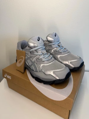 Asics gel nyc  - Helt nya kommer med box. Storlek 43,5 sitter som 43. Fler storlekar i profilen. Snabba affärer prioriteras!