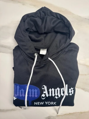 Palm Angels Hoodie - Snygg svart hoodie från Palm Angels i storlek L. Kom gärna med prisförslag!🤗
