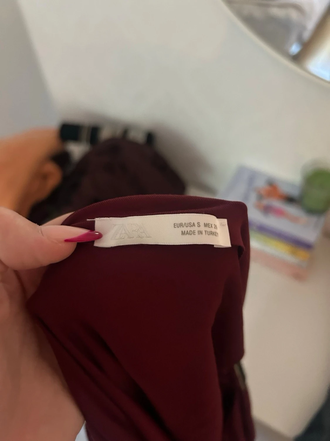 Vinröd oneshoulder topp med detalj - 3
