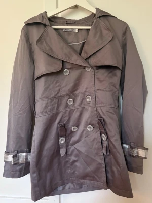Grå trenchcoat  - Sjukt snygg trenhcoat, säljer då den tyvärr inte passar💕