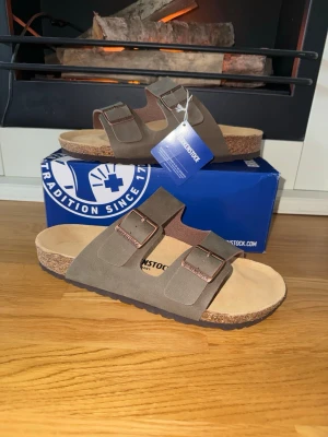 Birkenstocks  - Säljer nu ett par helt nya Birkenstocks i strl 44 och en grön/brun färg. Perfekt nu till sommaren. Bara att skriva ett DM vid intresse!