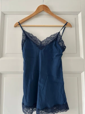 Intimissimi linne - Ett pyjamaslinne med spets från intimissimi. Använt flera gånger men i fint skick fortfarande. Perfekt för när man är hemma samtidigt som det kan passa till en utekväll. 