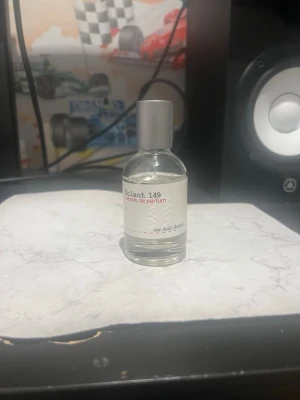 Eclant 149 Extrait de Parfum - Eclant 149 Extrait de Parfum från one bold chemist kommer i en genomskinlig glasflaska med minimalistisk vit etikett och silverfärgad kork. Flaskan har en enkel och stilren design som känns modern och fräsch.