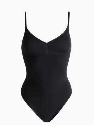 Svart body från H&M med smala axelband  - Säljer denna fina bodyn från H&M då den inte kommer till användning. Den är i nytt skick då den bara har varit använd 1 gång. Den har en jätte fin passform och sitter tajt , man kan även reglera axelbanden hur man vill💗