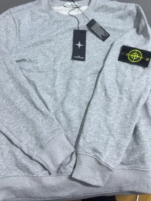 Grå sweatshirt från Stone Island - Grå stone island tröja helt ny med prislapp helt oanvänd storlek M