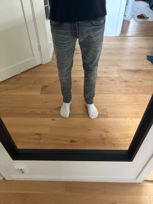 Dondup George  - Tjena! Säljer nu dessa snygga Dondup George i en stentvättade färg! Jeansen är sparsamt använda och finns inga defekter! Nypris 3000kr! Jag är 187,82kg på bilden (W32-33-34, vanliga fall) hör av er vid frågor!