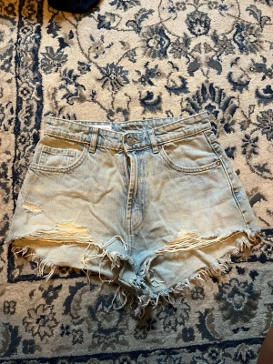 Zara shorts  - säljer ett par jätte snygga shorts ifrån zara då de aldrig kom till användning! passar mig som använder S💕
