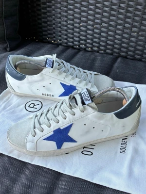 Golden Goose 42 - Tja, säljer nu dessa snygga Golden goose super star i storlek 42! Superfint skick, använda ca 3 gånger. Dustbag medföljer! Skriv vid frågor