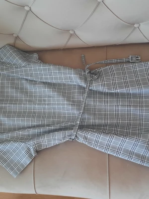 Rutig kortklänning med bälte - Snygg klänning i ränder jätte populär och efterfrågad från H&M. Letar du efter nånting festlig eller bara för en bra dag är denna perfekta klänningen till dig🍰💐🤍46 strl men passar M/L. Använd bara en gång så inga defekter alls alltså i nyskick 
