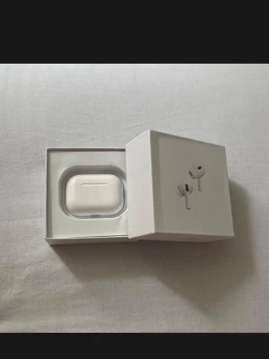 AirPods Pro Generation 2 - Dessa AirPods har använts i ungefär 1 månad, det var inte riktigt min grej med AirPods därför säljs de.  Som sagt så är det mycket bra skick på dessa och på bilderna så kan man se att de är fräscha, de har brusredusering, adaptiv och transparent mode. I boxen ingår självklart AirPods, laddare och justerbara öronproppar.