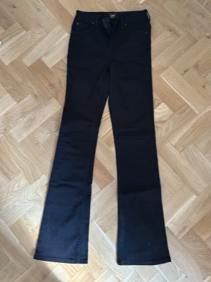 Jeans från Lee  - Säljer dessa jeans från Lee pga att dom används inte. Dessa flare jeans är high waist med bootcut. Perfect för dig dom gillar vintage stilen med modern touch. 🤗❤️