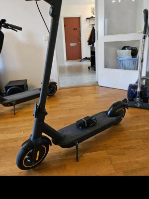 el scooter - Elscooter elsparkcykel i bra skick gör 35km/h räckvidd 40-50 km/h 500w motor.  Laddare finns och allt fungerar felfritt. Perfekt sparkcykel för ett bra pris klarar 120kg.                          OBS PLASTET PÅ BAKDELEN ÖVER DÄCKET BORTA DÄRFÖR SÄLJER BILLIGARE. Köpt för 5995kr