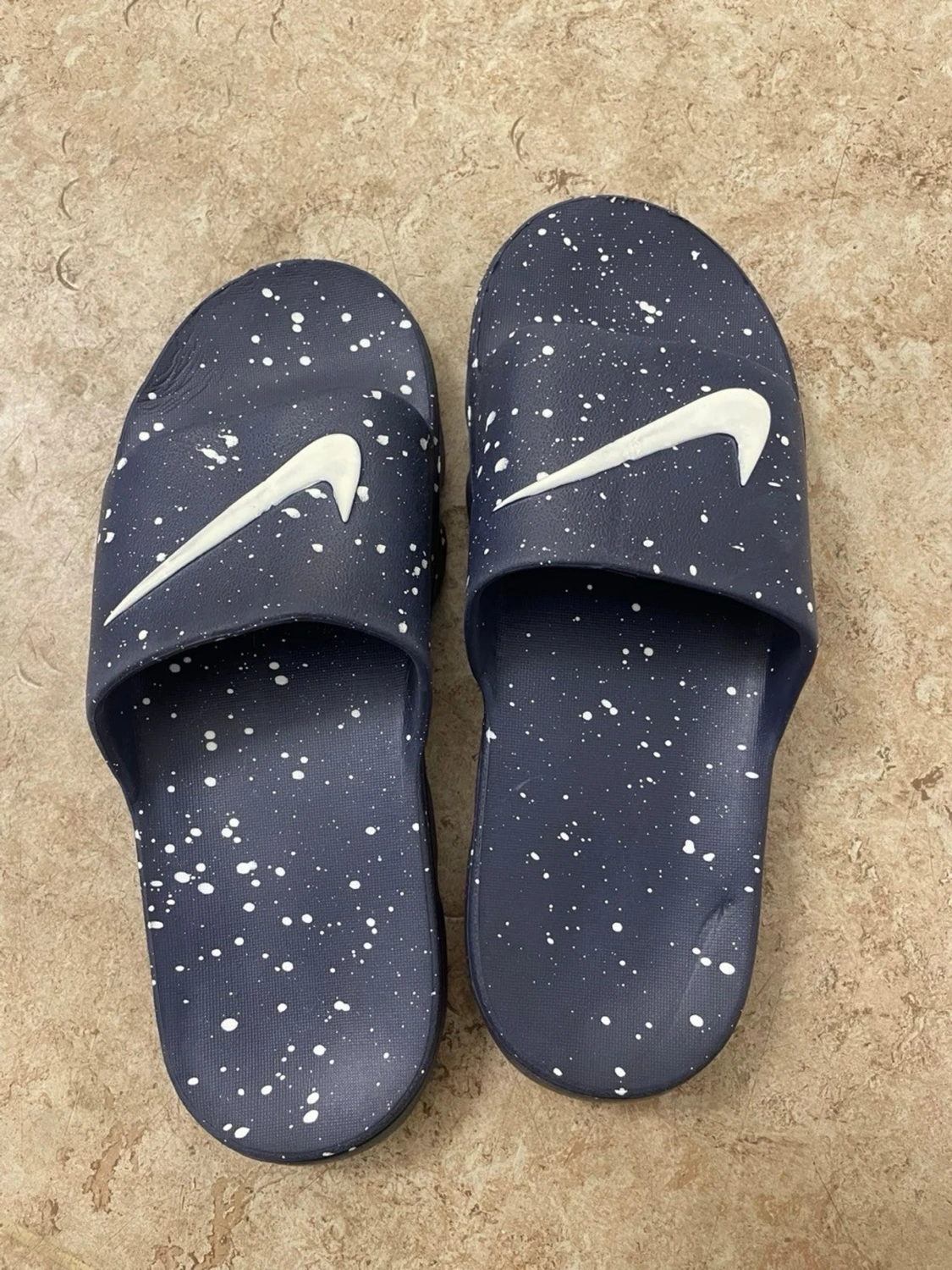 Blå Nike tofflor med vit splash