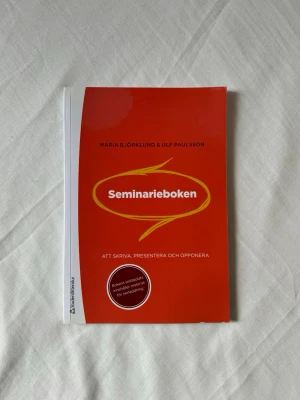 Seminarieboken – Att skriva, presentera och opponera - Seminarieboken av Maria Björklund och Ulf Paulsson är en kursbok. Den guidar dig i att skriva, presentera och opponera på universitetet. Perfekt för dig som pluggar och vill bli bättre på seminarier och akademiskt skrivande.