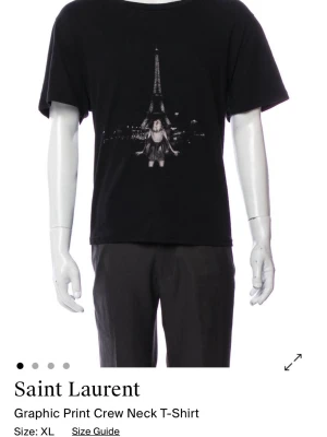 Svart Saint Laurent t-shirt med tryck - Svart t-shirt från Saint Laurent med grafiskt tryck av Eiffeltornet! Rekommenderar str M