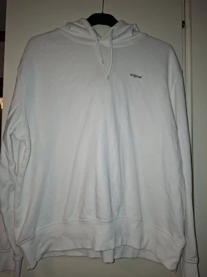 Vit hoodie med trycket 'original' - Klassisk vit hoodie med huva och dragsnören. Liten text med 'original' tryckt på bröstet. Hoodien har ribbade muddar vid ärmslut och nederkant.