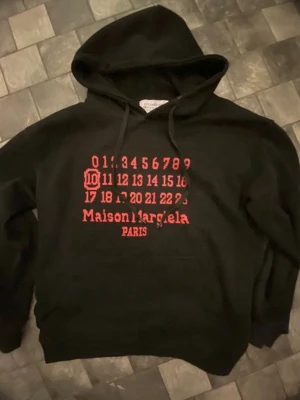 Maison Margiela svart hoodie med tryck - Svart hoodie från Maison Margiela storlek s
