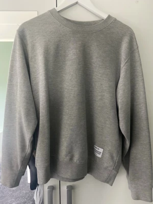 Grå sweatshirt från Replay - En stilren grå sweatshirt från Replay med rund halsringning och tryck på ryggen. Superbra skick och inga skador, skriv för andra funderingar!