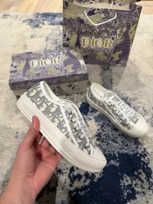 Dior sneakers  - Helt nya, allt på bilderna följer såklart med.