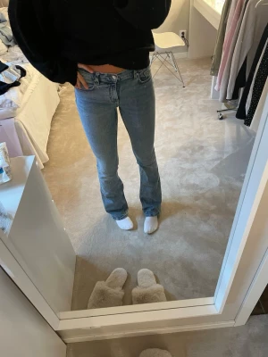 Ljusblåa jeans med bootcut tall - Jättefint skick. Jag är 177cm och dem är bra längd på mig. Säljer för jag har två likadana.