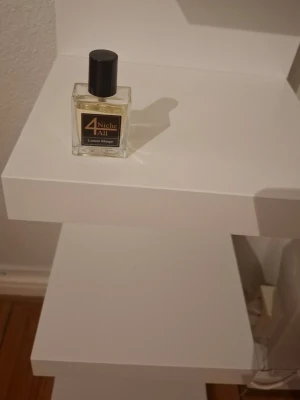 4 Niche All Lemon Mango parfym - Fräsch parfym med doft av lemon och mango från 4 Niche All. Flaskan är fyrkantig i genomskinligt glas med svart etikett och svart plastkork. Perfekt för dig som gillar fruktiga och fräscha dofter.