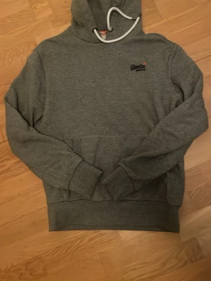 Superdry hoodie  - Säljer nu en riktigt fin Superdry hoodie | Skick: 8.5/10, använd men i riktigt bra skick | Hoodien är i storlek S | Hör av er vid fler frågor eller funderingar 😊