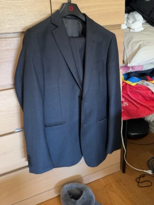 Mörkgrå klassisk kostymkavaj - Dressmann kostym i storlek 48 slim fit.          Använd tre gånger och har inte en skråma  